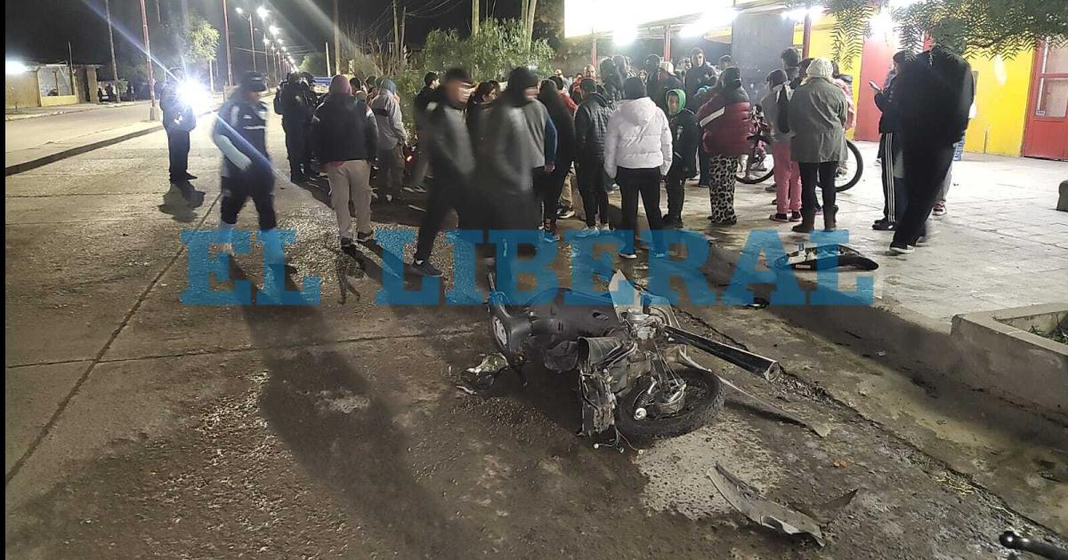 Conduciacutea alcoholizado perdioacute el control y chocoacute varias motos estacionadas frente a un supermercado