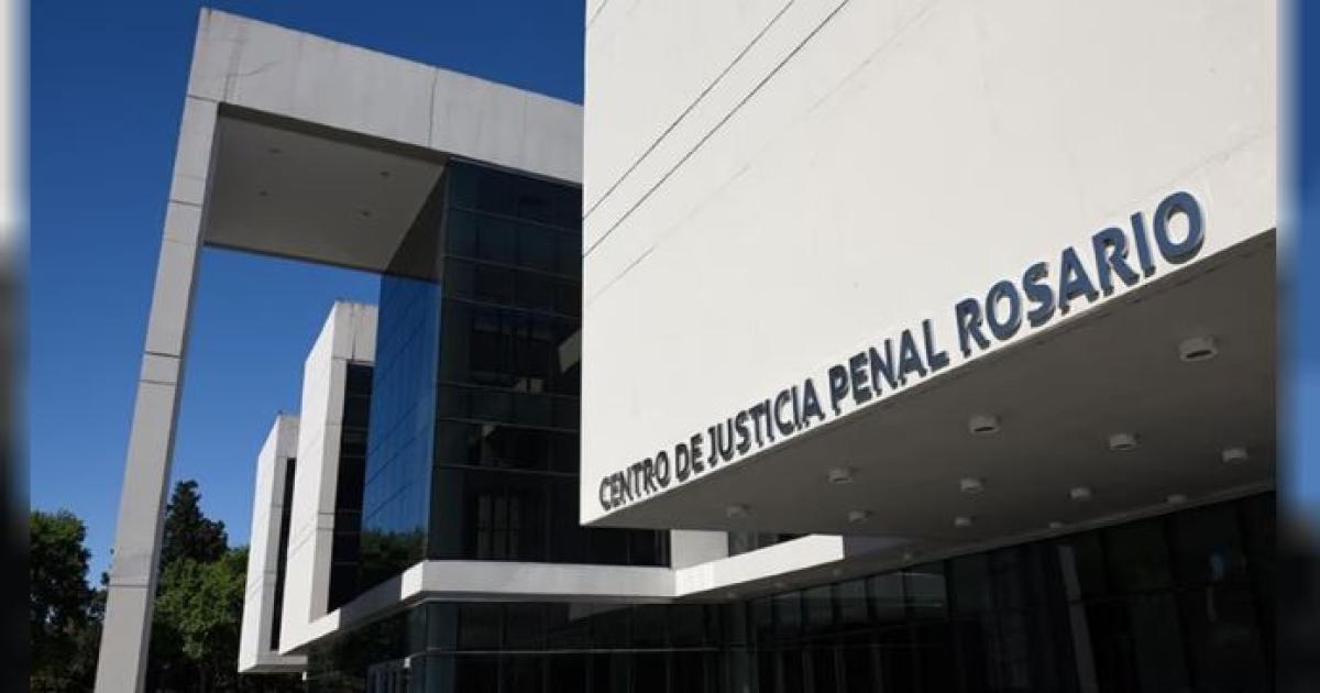 Imputaron a diez policiacuteas acusados de prender fuego a un detenido en Rosario