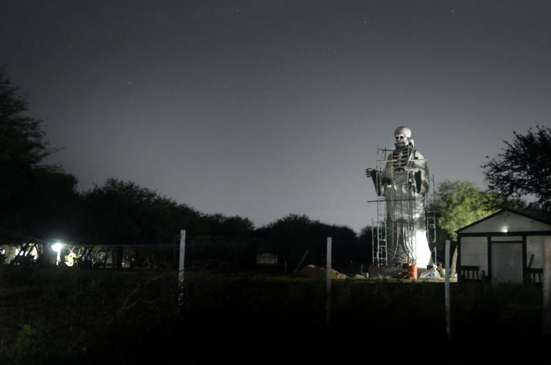 TRAGEDIA Y DEIDAD PAGANA- San La Muerte se levanta en La Bajada La Banda Su mentor falleció ayer y el futuro de la escultura es toda una encrucijada