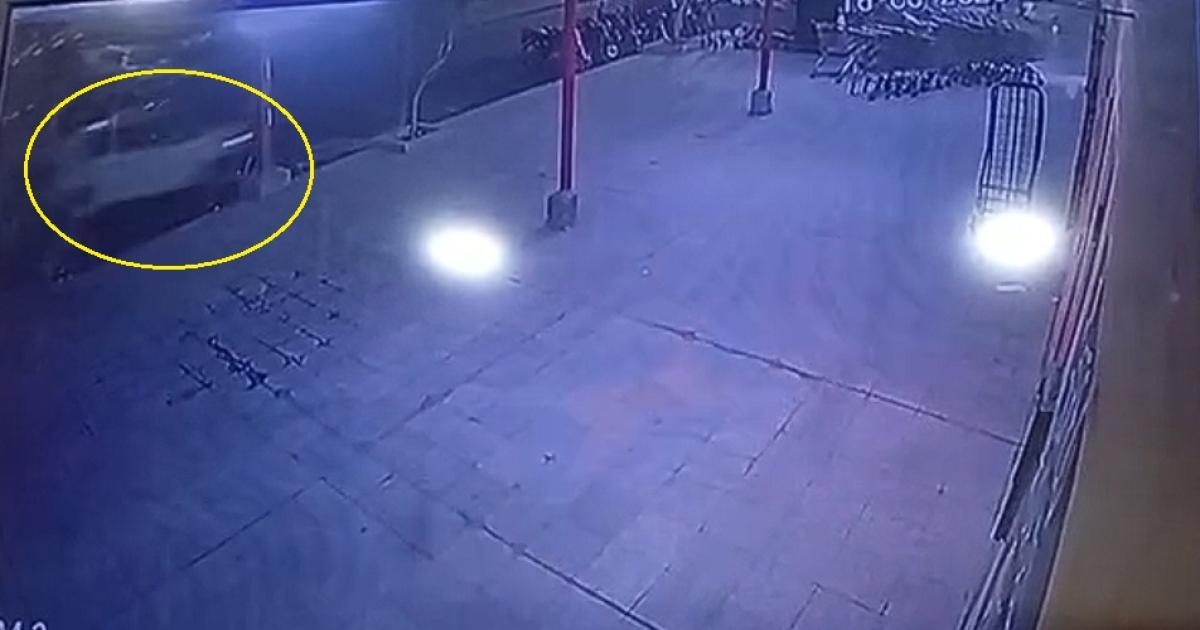 VIDEO Asiacute fue el impactante choque del conductor alcoholizado contra motos estacionadas en avenida Soliacutes