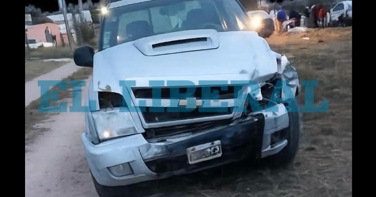 Susto en Quimiliacute- una combi que trasladaba alumnos chocoacute contra una camioneta
