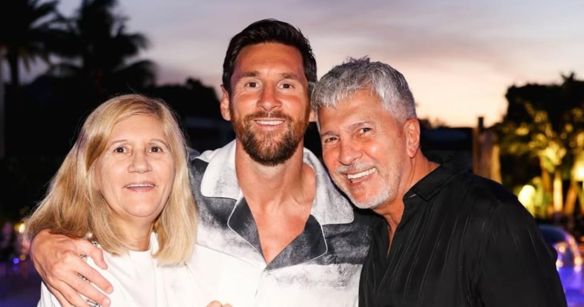 Lionel Messi junto a sus padres