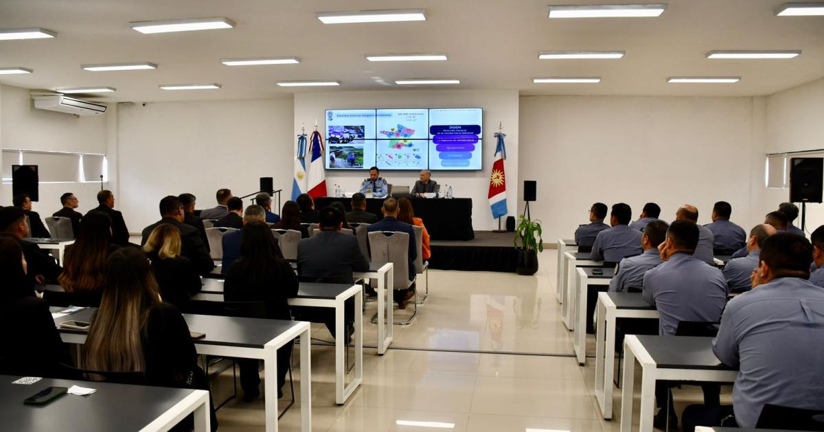 La policiacutea de Santiago intercambioacute experiencias con fuerzas de seguridad francesa