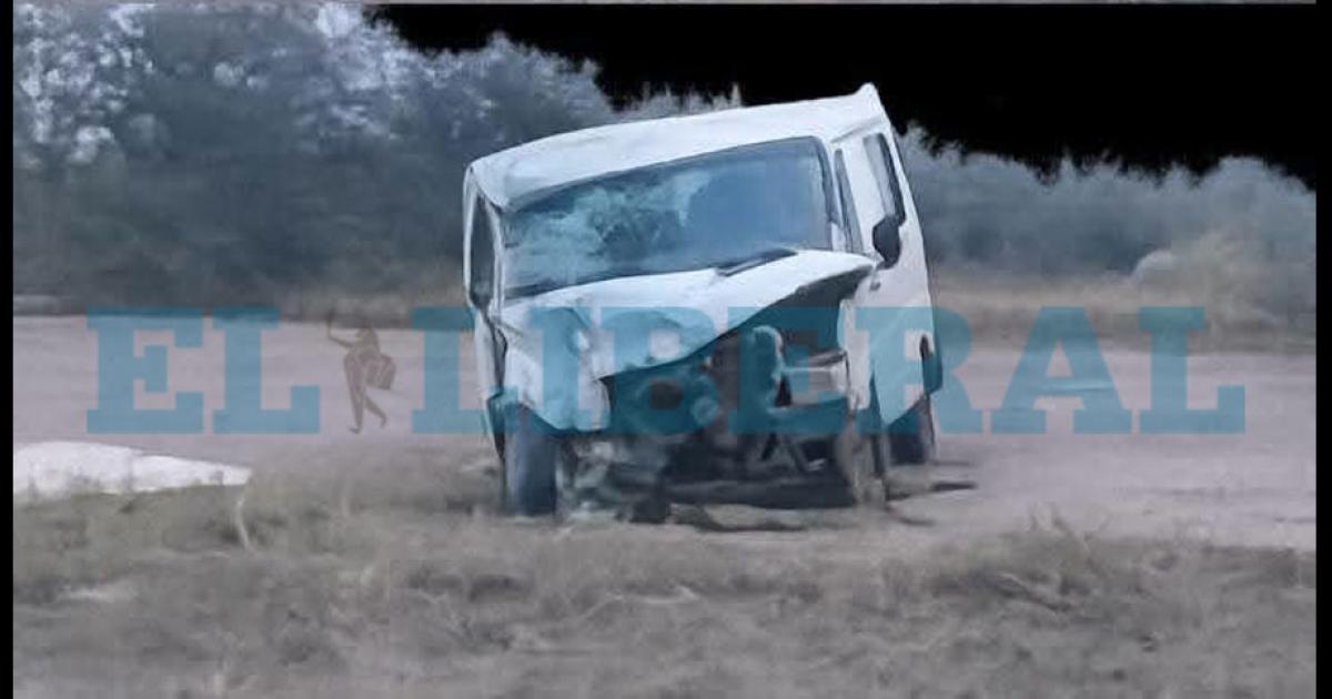 Susto en Quimiliacute- una combi que trasladaba alumnos chocoacute contra una camioneta