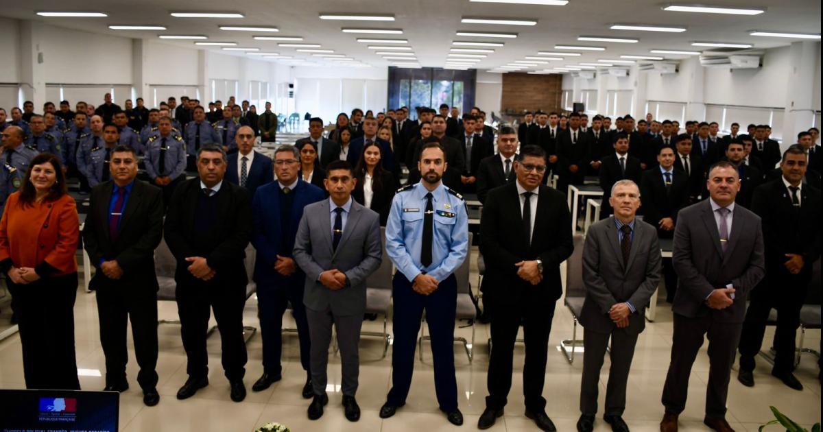 La policiacutea de Santiago intercambioacute experiencias con fuerzas de seguridad francesa