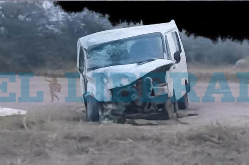 Susto en Quimiliacute- una combi que trasladaba alumnos chocoacute contra una camioneta