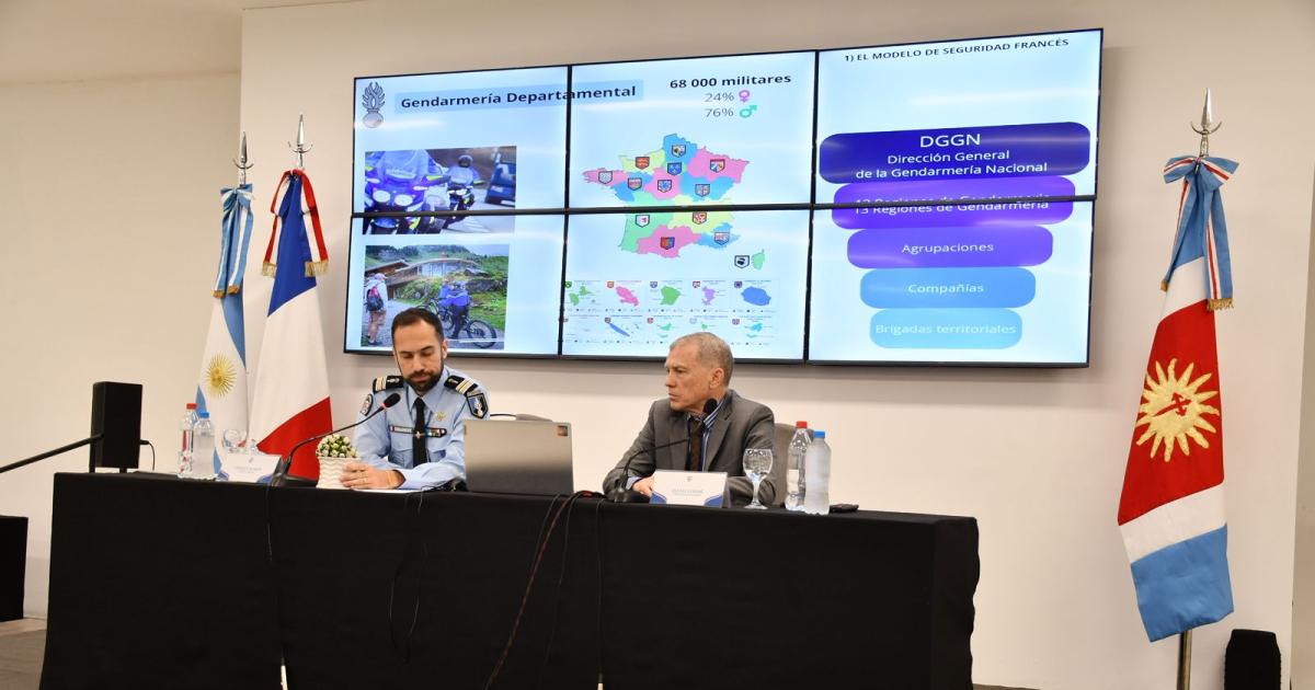 La policiacutea de Santiago intercambioacute experiencias con fuerzas de seguridad francesa