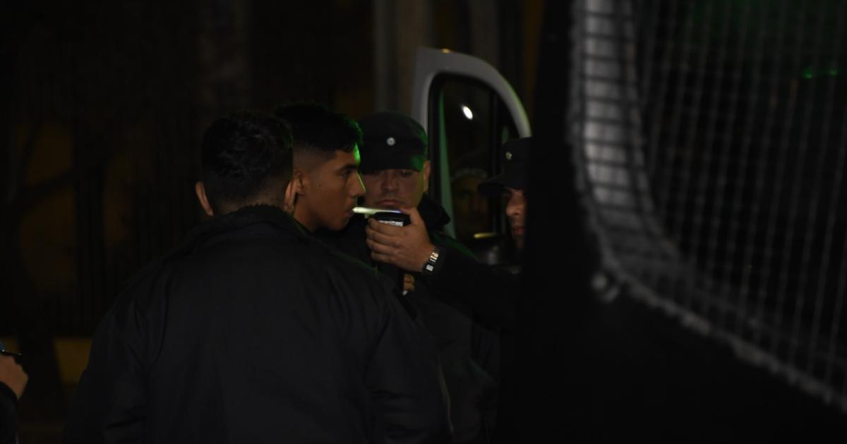 Identifican a los dos policiacuteas que iban en el moacutevil