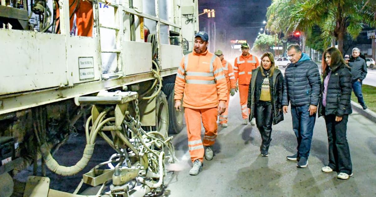 La intendente Fuentes y el secretario Benavente supervisaron la demarcacioacuten de carriles en la avenida Belgrano
