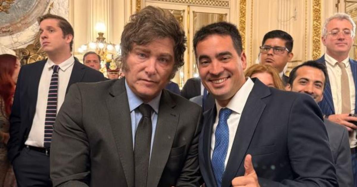 Quieacuten es Adriaacuten Ravier el nuevo vocero presidencial designado por Milei