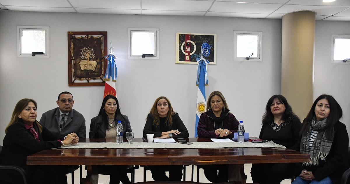 Convocan a docentes a ratificar preinscripciones para el concurso de oposicioacuten de cargos directivos
