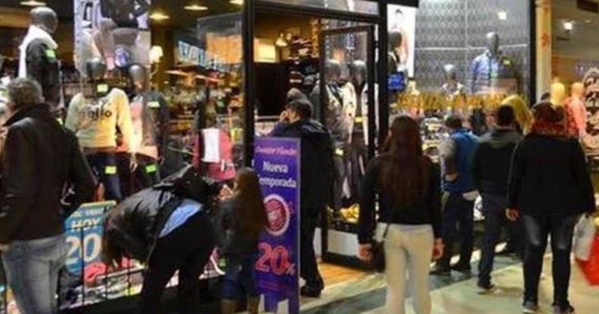 El consumo no logra despegar- supermercados mayoristas y shoppings volvieron a registrar caiacutedas en abril