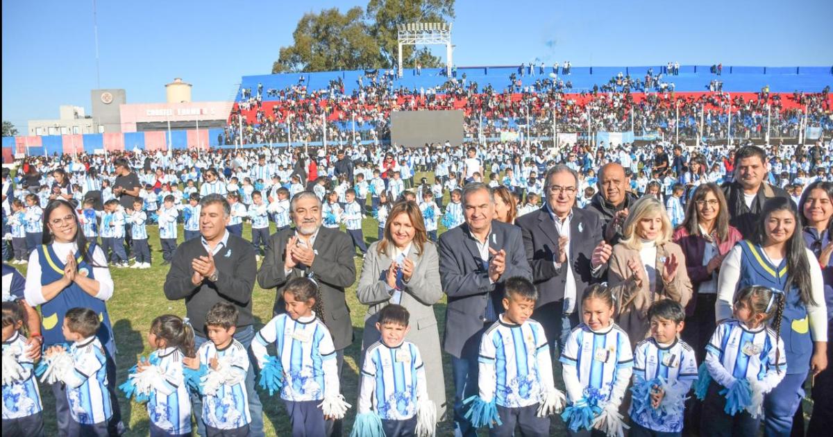 Fuentes y Benavente encabezaron el acto de promesa de carintildeo a la bandera de la nacioacuten