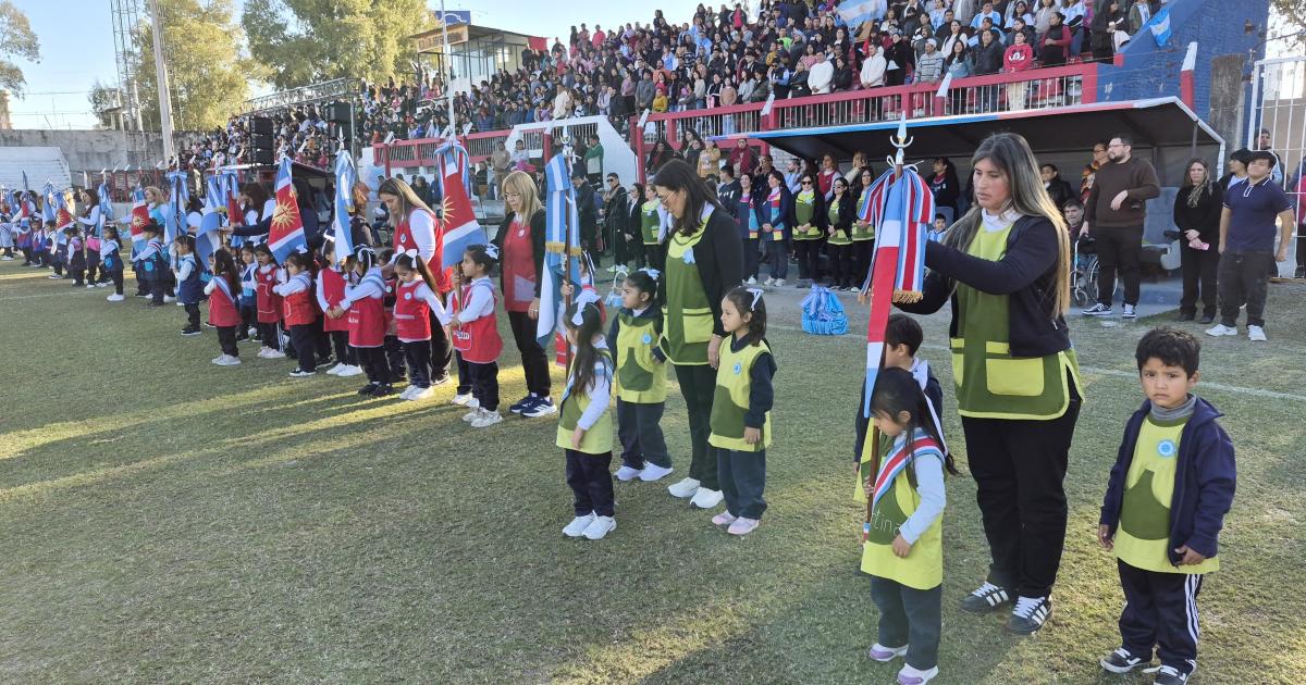 FOTOS- Histoacuterico acto provincial de Promesa de Lealtad a la Bandera reunioacute a cientos de nintildeos y familia