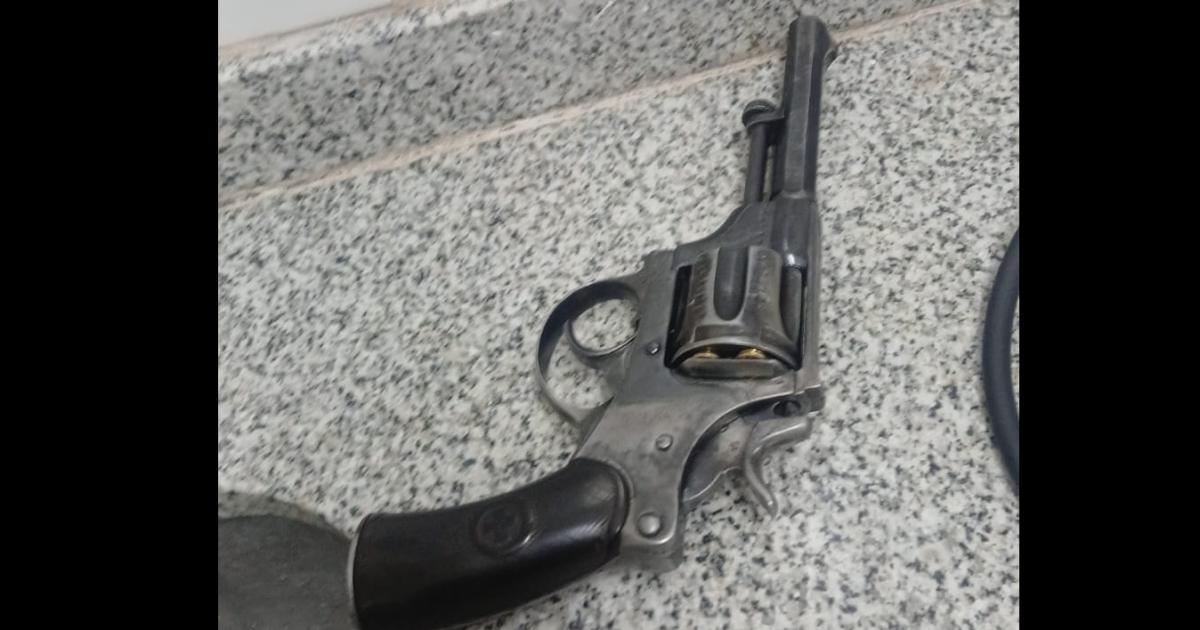 Iba a trabajar con un revoacutelver en su poder y lo desmayaron a golpes