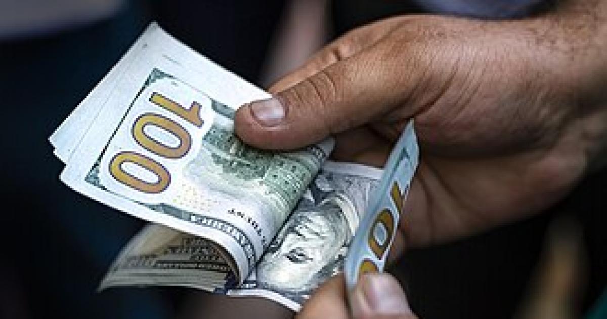 Retrocedieron las acciones y el doacutelar tuvo una nueva alza