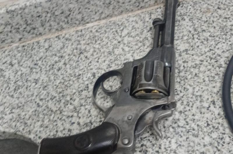 Iba a trabajar con un revoacutelver en su poder y lo desmayaron a golpes