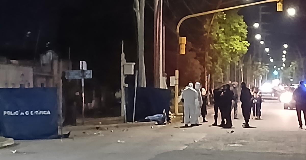 Moacutevil policial chocoacute y matoacute a matrimonio que circulaba en moto- una menor grave