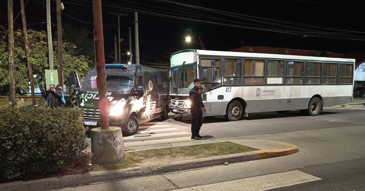 Moacutevil policial chocoacute y matoacute a matrimonio que circulaba en moto- una menor grave