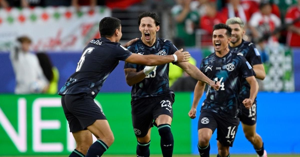 Paraguay resistioacute con diez hombres vencioacute a Turquiacutea y sigue sontildeando en el Mundial