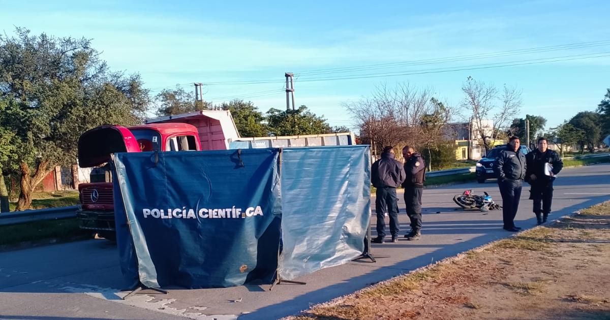 Un motociclista murioacute tras chocar con un camioacuten en avenida Lugones