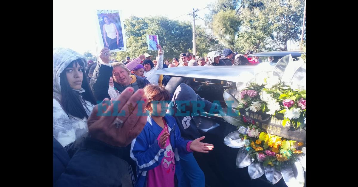 Dolor en la sepultura de Johana Ibaacutentildeez y Sergio Gordillo