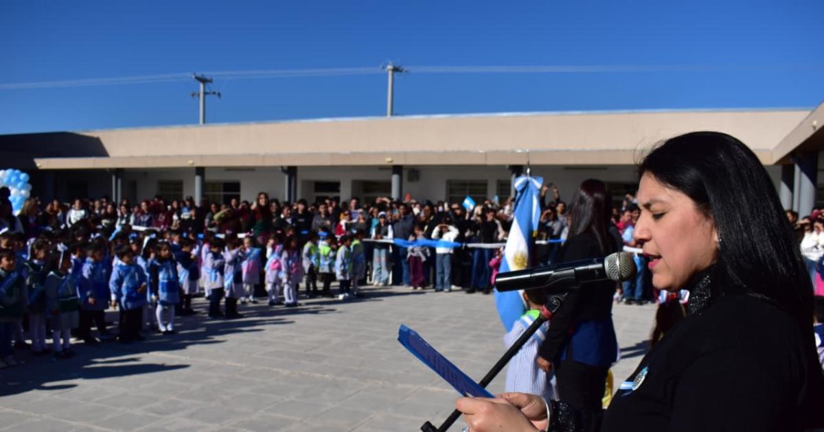 Emotiva promesa de carintildeo de maacutes de 200 jardineritos de Fernaacutendez