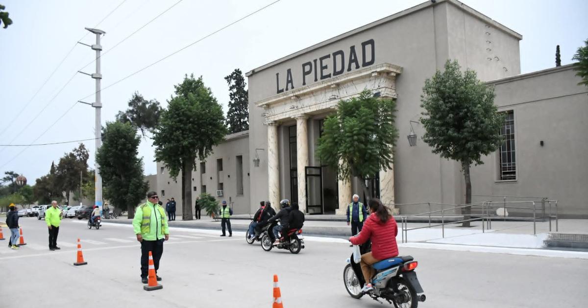 Operativo especial en el cementerio La Piedad por el Diacutea del Padre