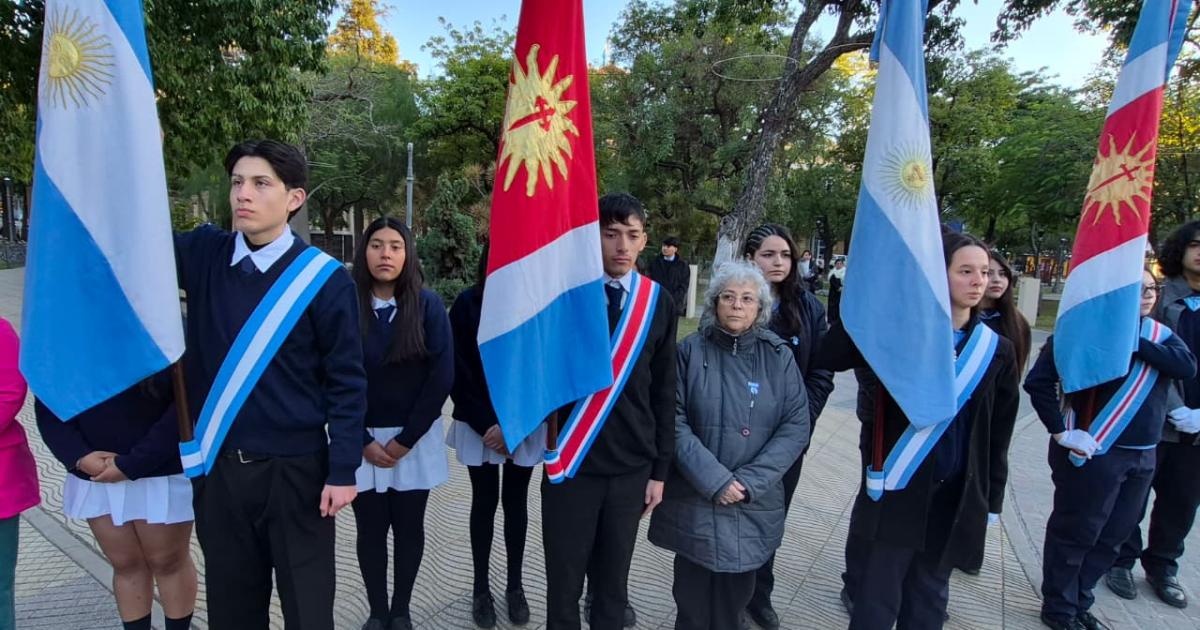El gobernador Eliacuteas Suaacuterez participoacute del acto por el Diacutea de la Bandera