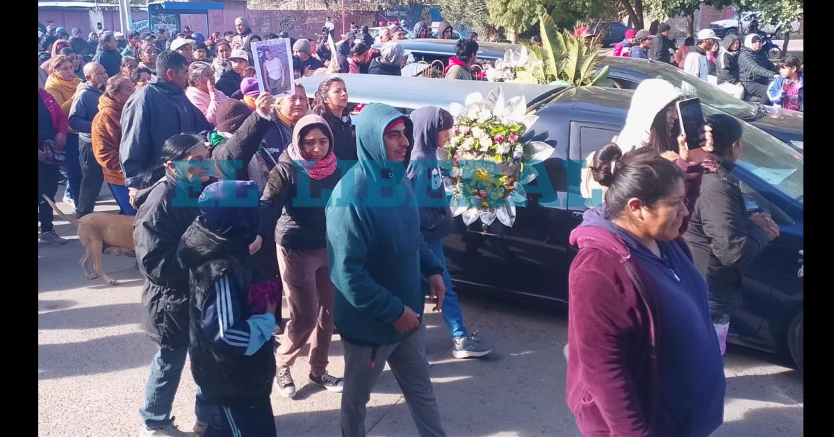 Dolor en la sepultura de Johana Ibaacutentildeez y Sergio Gordillo