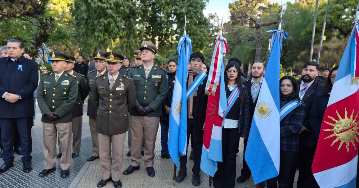 El gobernador Eliacuteas Suaacuterez participoacute del acto por el Diacutea de la Bandera