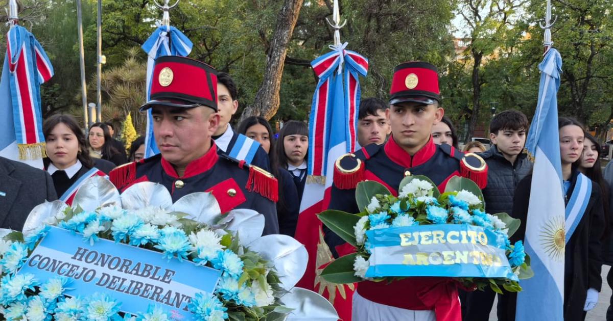 El gobernador Eliacuteas Suaacuterez participoacute del acto por el Diacutea de la Bandera