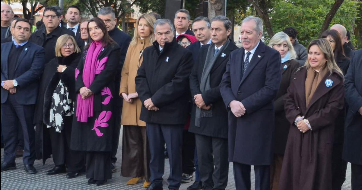 El gobernador Eliacuteas Suaacuterez participoacute del acto por el Diacutea de la Bandera