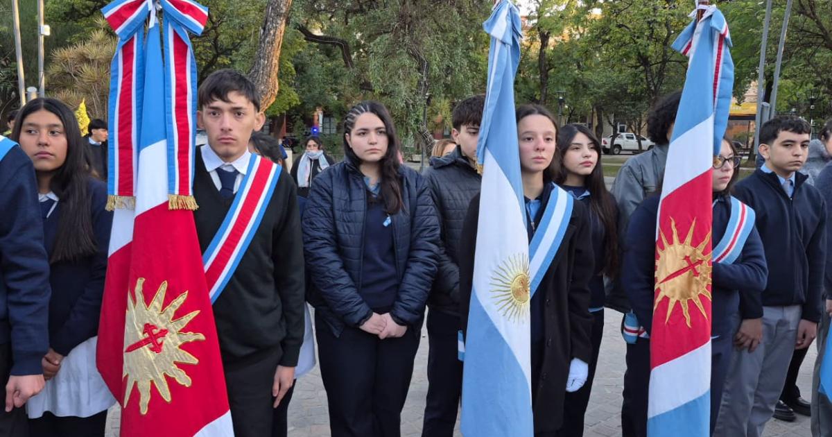El gobernador Eliacuteas Suaacuterez participoacute del acto por el Diacutea de la Bandera