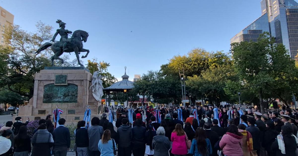 El gobernador Eliacuteas Suaacuterez participoacute del acto por el Diacutea de la Bandera