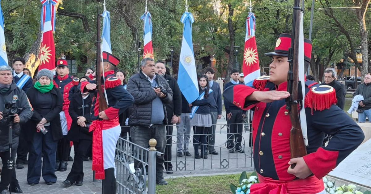 El gobernador Eliacuteas Suaacuterez participoacute del acto por el Diacutea de la Bandera
