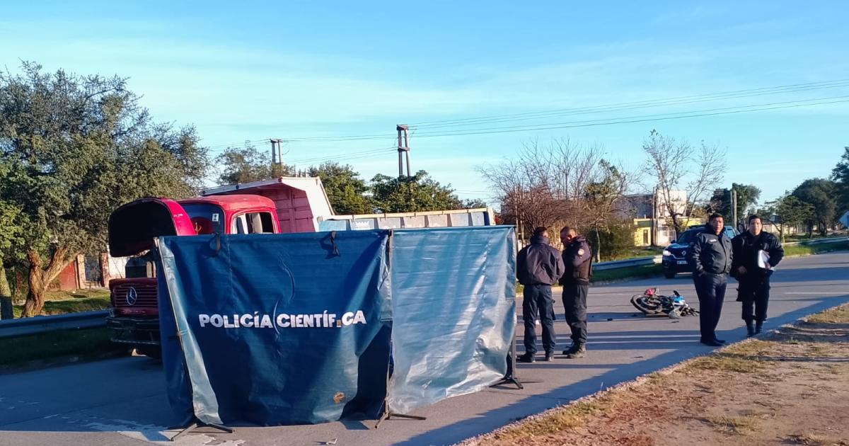 Un empleado de comercio murioacute tras chocar contra un camioacuten