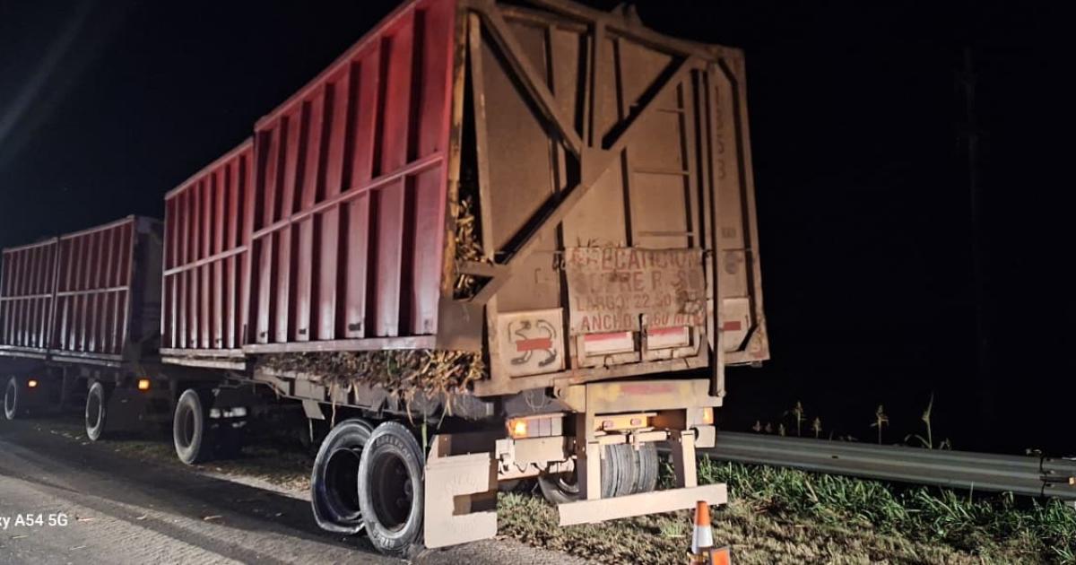 Cuatro santiaguentildeos mueren en Tucumaacuten al estrellarse con un camioacuten cantildeero en la Ruta 9
