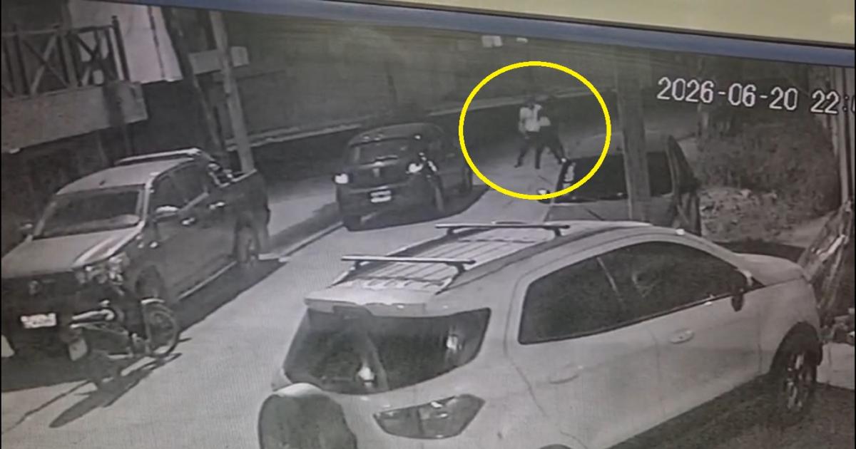 VIDEO Brutal robo bajo el puente de Av Lugones- golpearon a un joven para quitarle las zapatillas