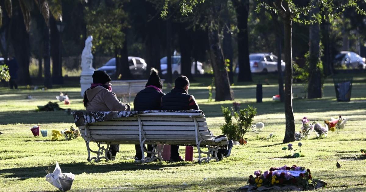 El conmovedor homenaje de las familias santiaguentildeas a sus padres eternos en el Parque de la Paz