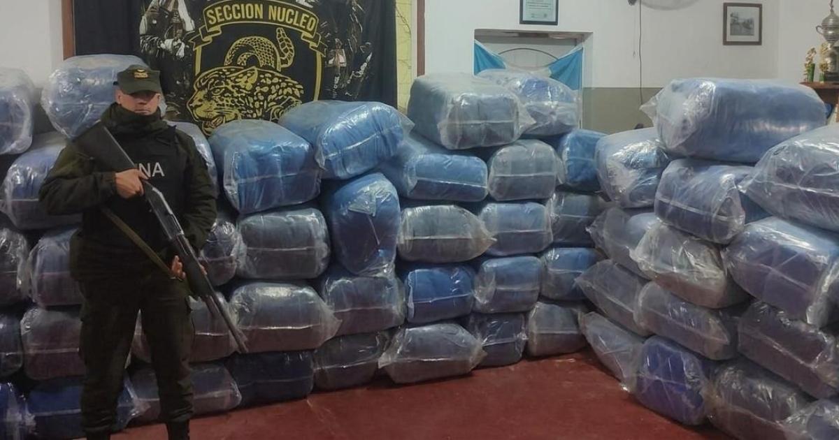 Gendarmeriacutea secuestroacute 1276 kilos de hoja de coca y 21750 paquetes de cigarrillos 