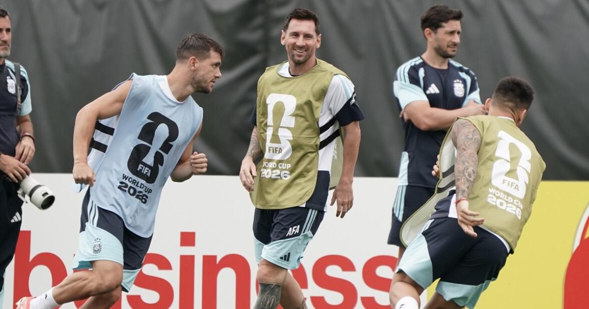 Argentina entrenoacute en Kansas- Scaloni no dejoacute pistas sobre el once y Messi mostroacute su look vs Austria