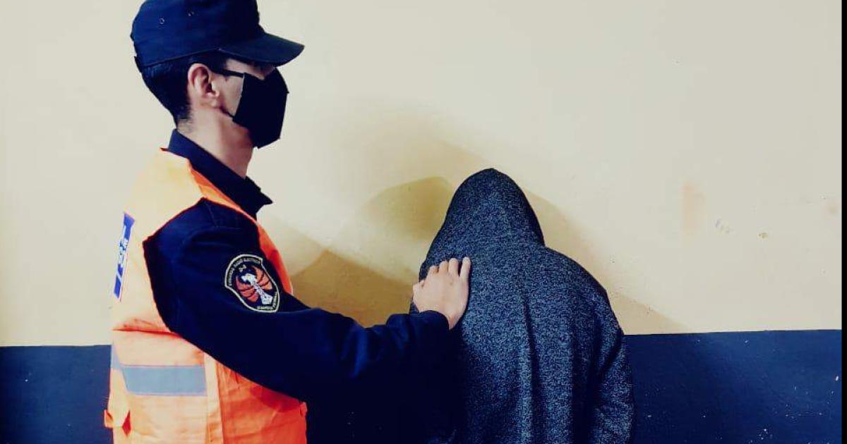 Joven quiso agredir a un policiacutea fue reducido y terminoacute tras las rejas por orden de la Fiscaliacutea