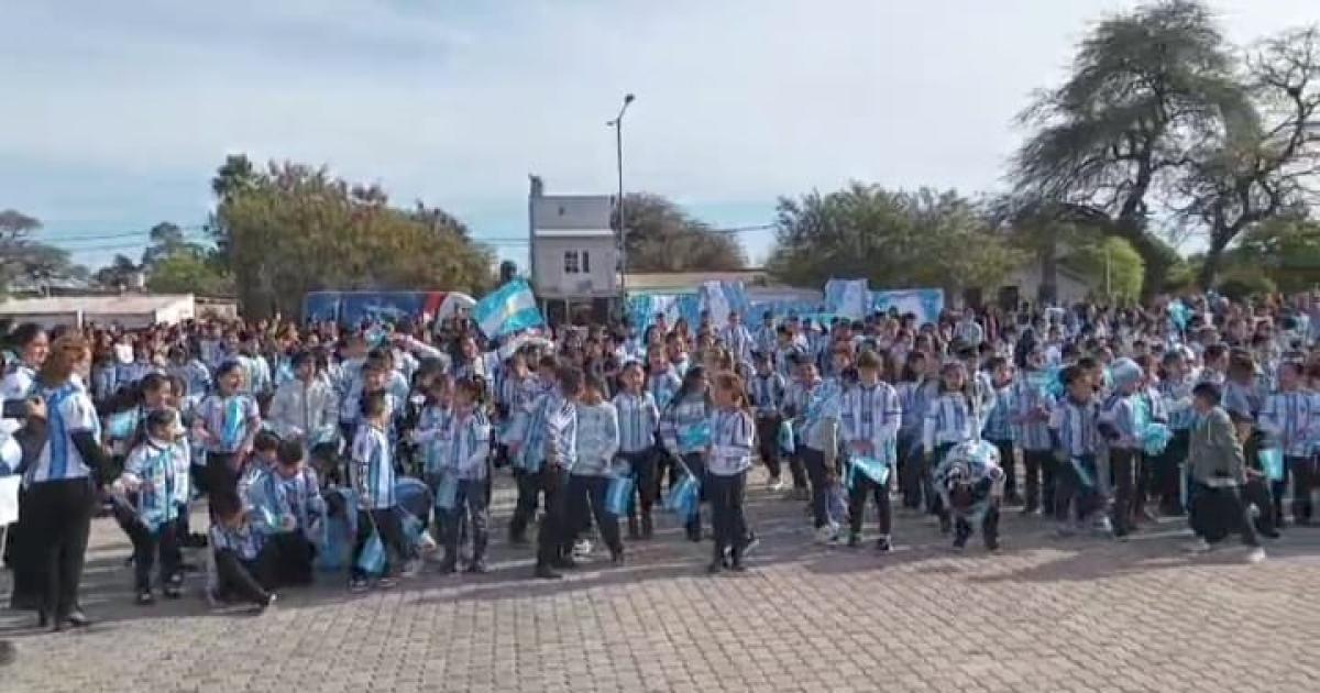 La Escuela 751 fusionoacute el Diacutea de la Bandera con la pasioacuten mundialista