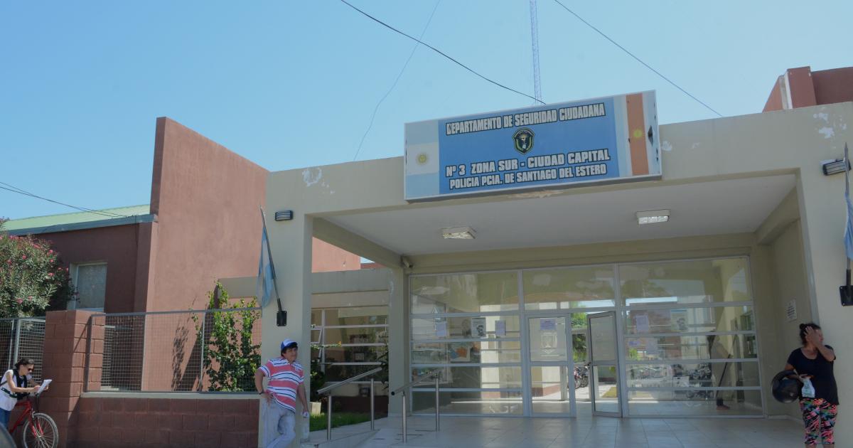 Violentaron la reja de un comercio y escaparon con dinero y mercaderiacutea