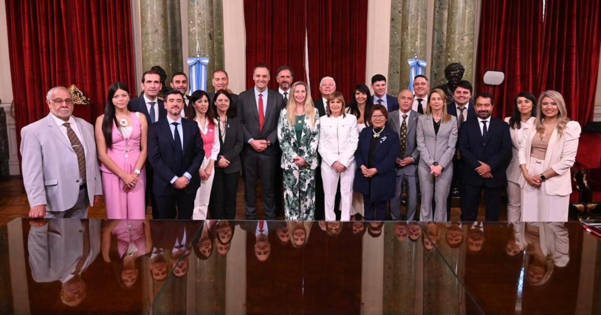 Adorni reuacutene a senadores libertarios en Casa Rosada ante la amenaza de censura en el Senado