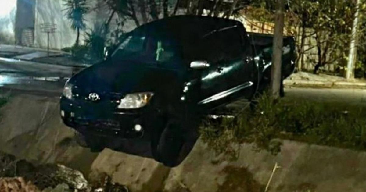 Un conductor perdioacute el control de la camioneta y cayoacute a una acequia