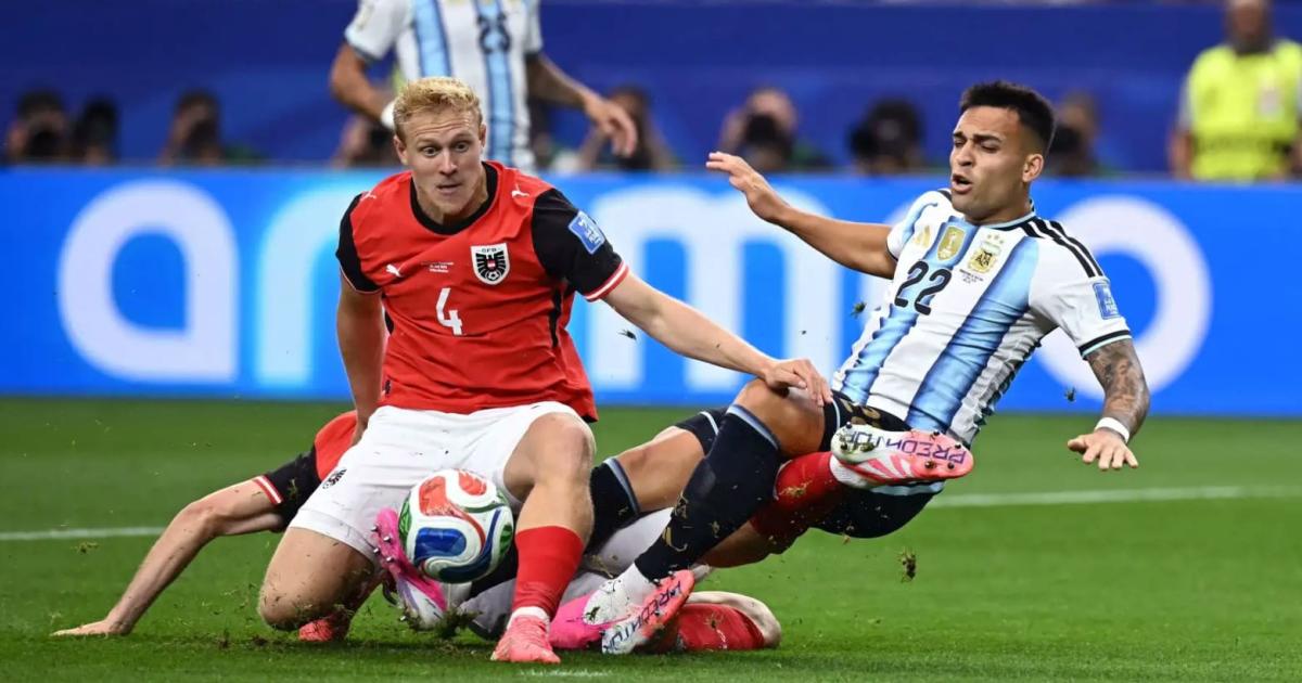 VIDEO- La falta sobre Lautaro Martiacutenez en la que intervino el VAR