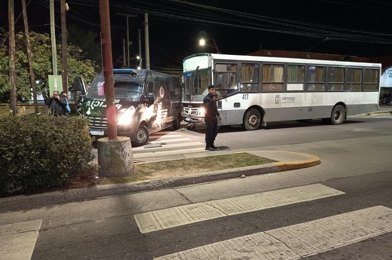 ACCIDENTE- La combi policial chocó a la pareja y después terminó estrell�ndose contra un colectivo en avenida Belgrano