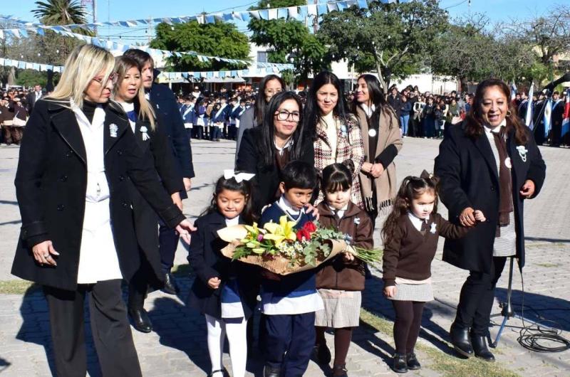 Fernaacutendez de celeste y blanco en un emotivo homenaje a Belgrano